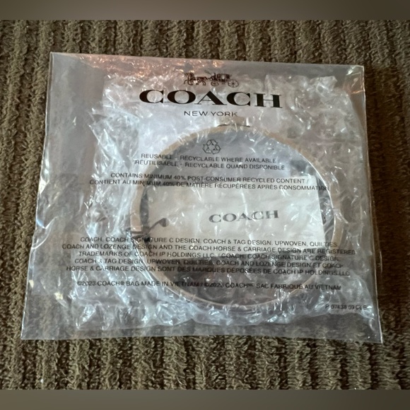 Coach Pave Signature Hinged Bangle met in packaging - Picture 2 of 3